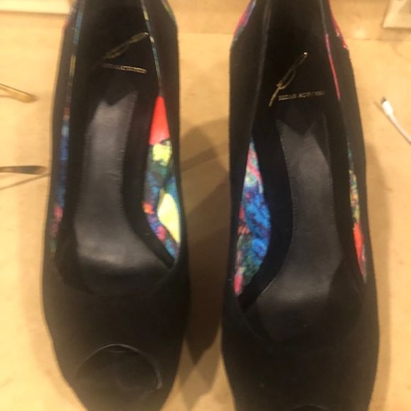 shoes - Picture 1 of 3